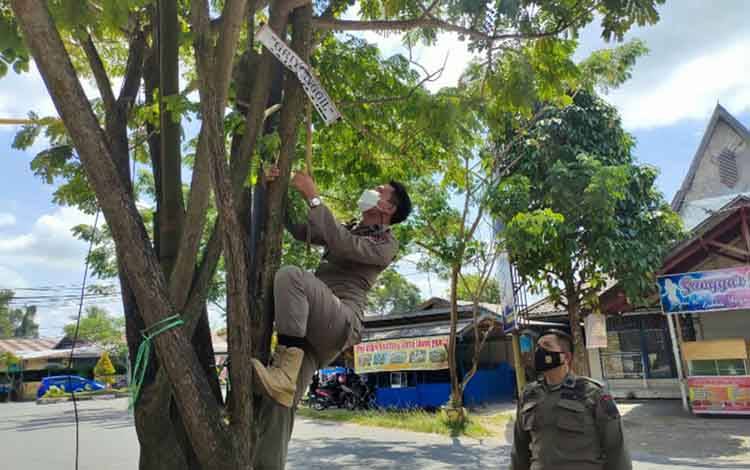 Satpol PP dan Damkar Kapuas Tertibkan Reklame Tak Sesuai Aturan