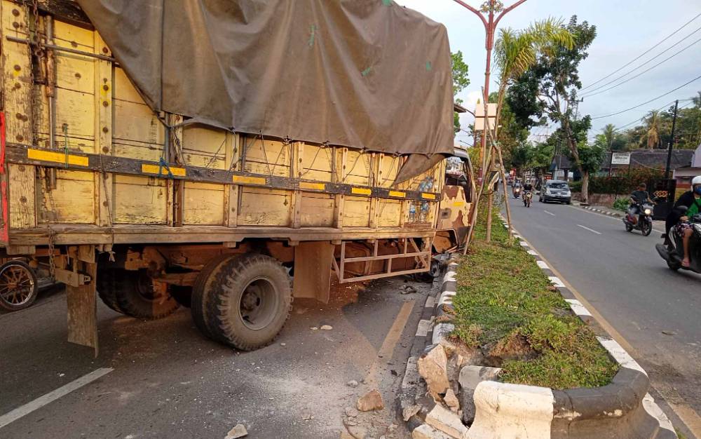 Ban Truk Lepas dan Hantam Pengguna Jalan di Tamiang Layang