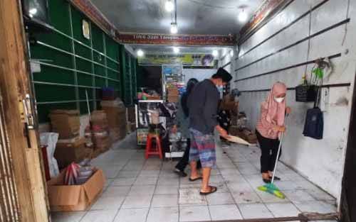 Bos dan Karyawan Gotong Royong Bersihkan Puing Sisa Kebakaran di Kompleks Pertokoan Dekat PPM