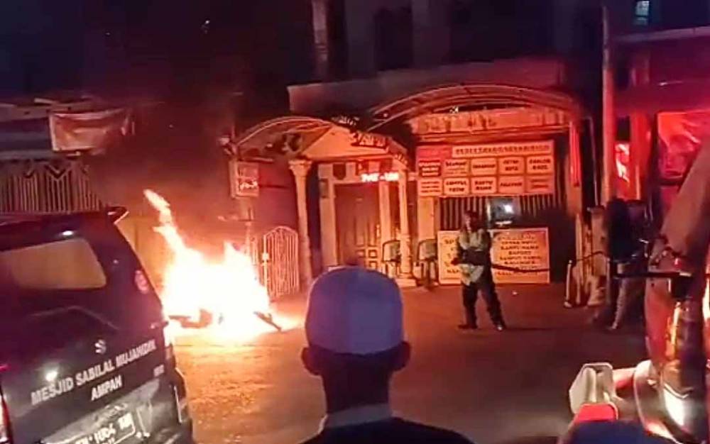 Motor Matic Terbakar di Pinggir Jalan Kota Ampah