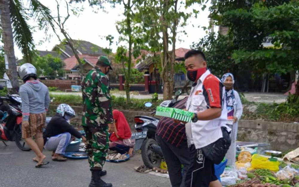 Lurah Panarung bersama Tim PPKM Bagikan Nasi Kotak di Pasar Dadakan