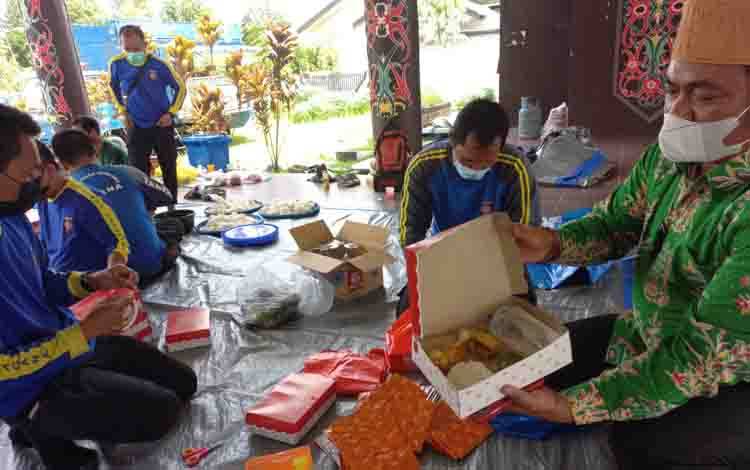 Bagikan Makanan Gratis ke Warga Isolasi Mandiri