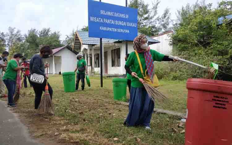 Peduli Lingkungan, IAD Seruyan Bersih-Bersih Pantai Sungai Bakau