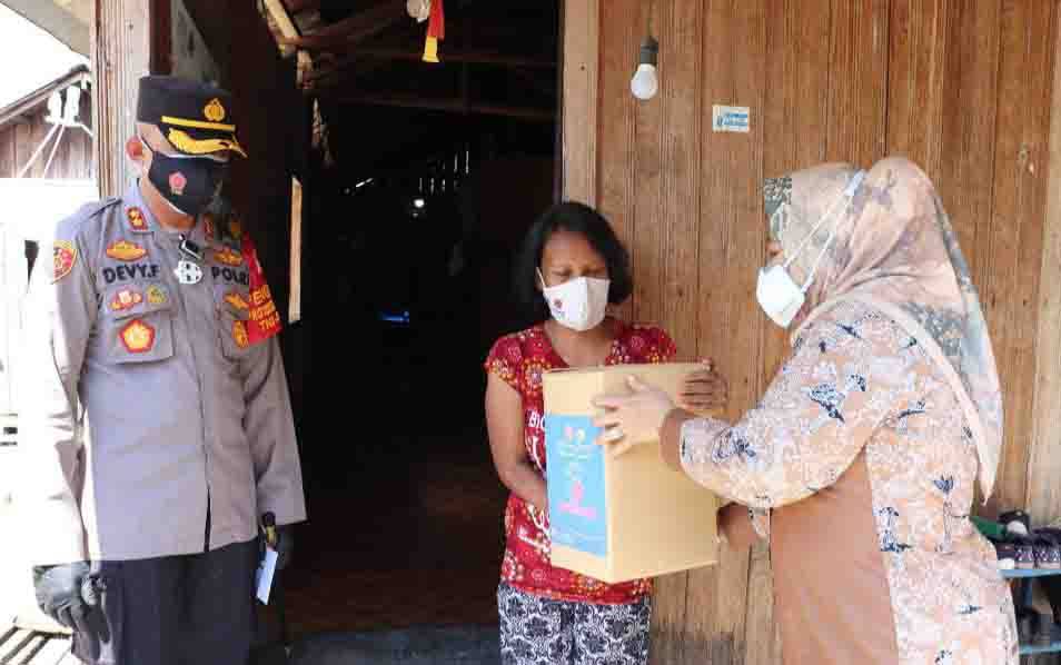 Peduli Warga Terdampak Covid-19, Forkopimda Kobar Salurkan Bansos Secara Door to Door