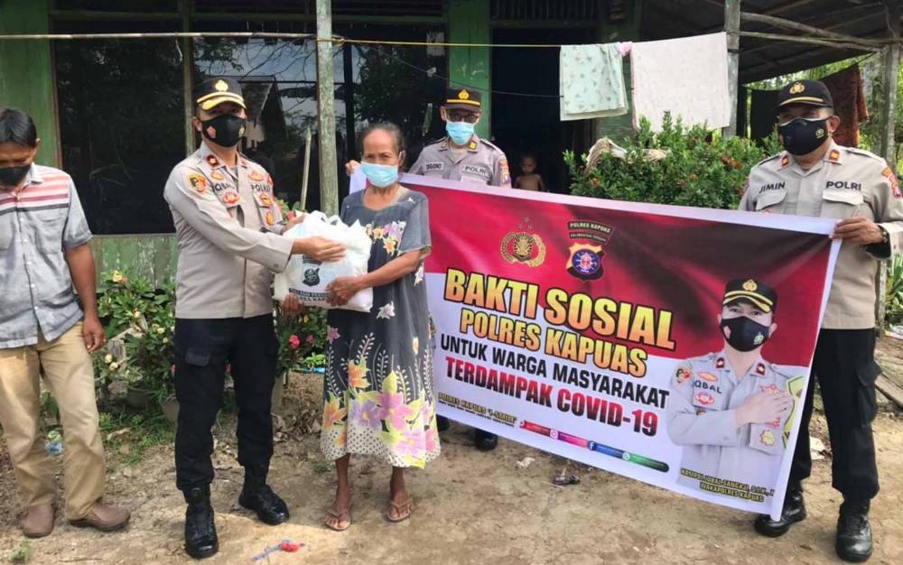 Wakapolres Kapuas Bantu Sembako untuk Warga Terdampak Pandemi