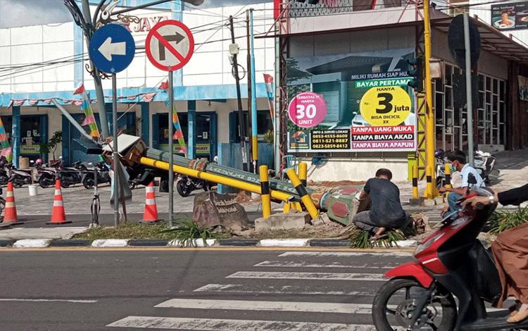Ditabrak Pikap Bermuatan Durian, Tiang? Traffic Light di Simpang Gereja Immanuel Roboh
