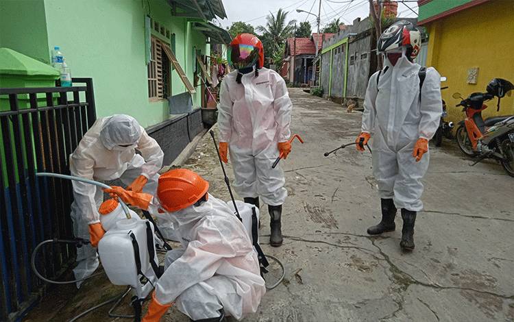 Perumahan Nansarunai Disemprot Disinfektan Karena Banyak Warga Terpapar Covid-19