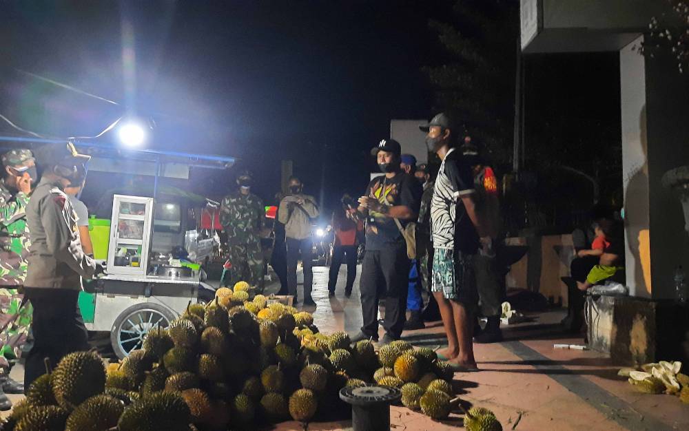 Tim Yustisi Tertibkan Pedagang Durian di Kotawaringin Barat Gara-gara Dinilai Picu Kerumunan