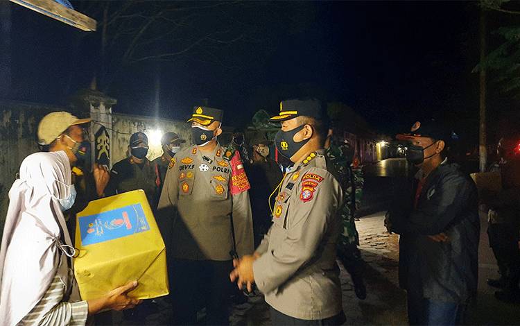 Polres Kobar Beri Bansos Kepada Pelaku UMKM Pada Operasi Yustisi