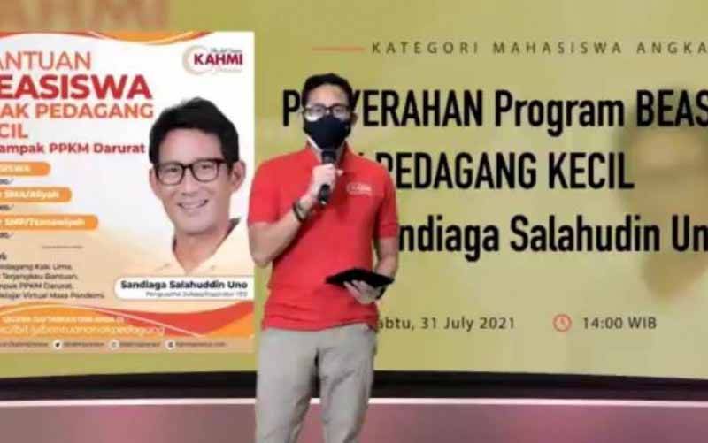 Menparekraf Salurkan Beasiswa bagi Anak Pedagang Kecil