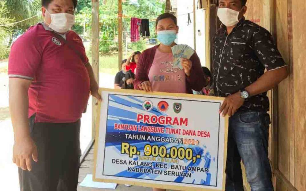 Pemerintah Desa Kalang Salurkan BLT DD dari Rumah ke Rumah
