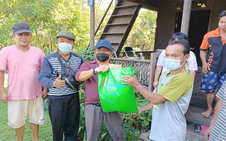 DPKP Gunung Mas Salurkan Bantuan kepada Sejumlah Pokdakan