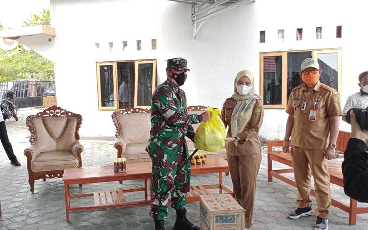 Warga Isolasi Mandiri di Kelurahan Menteng Dapat Bantuan Sembako