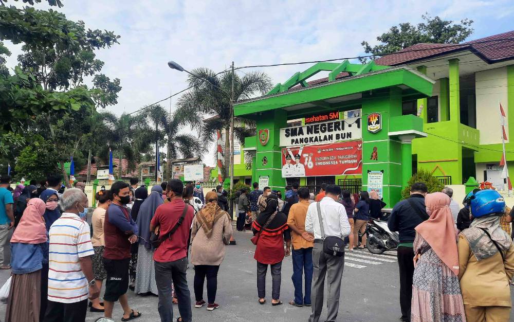 Vaksinasi di SMAN 1 Pangkalan Bun, Warga Antre Sejak Subuh