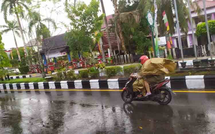 Sampit Sekitarnya Dilanda Hujan Deras Disertai Petir