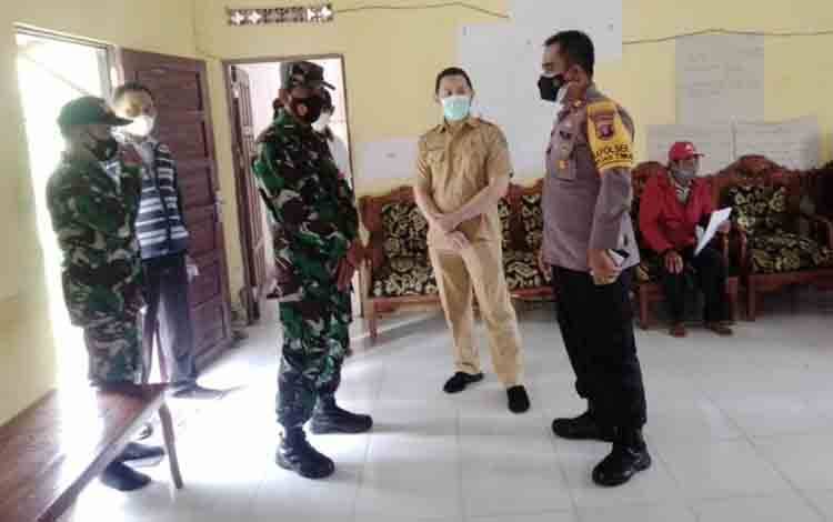 Camat Kapuas Timur Pantau Vaksinasi Covid-19 di Desa Anjir Serapat Tengah