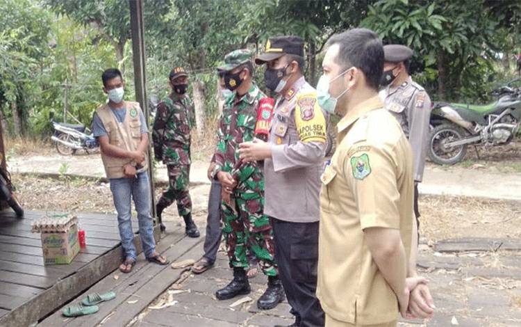 Camat Kapuas Timur Monitoring Penyaluran Bantuan Sembako Warga Jalankan Isoman