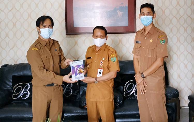Diskominfosantik Barito Timur Luncurkan Buku Statistik Sektoral