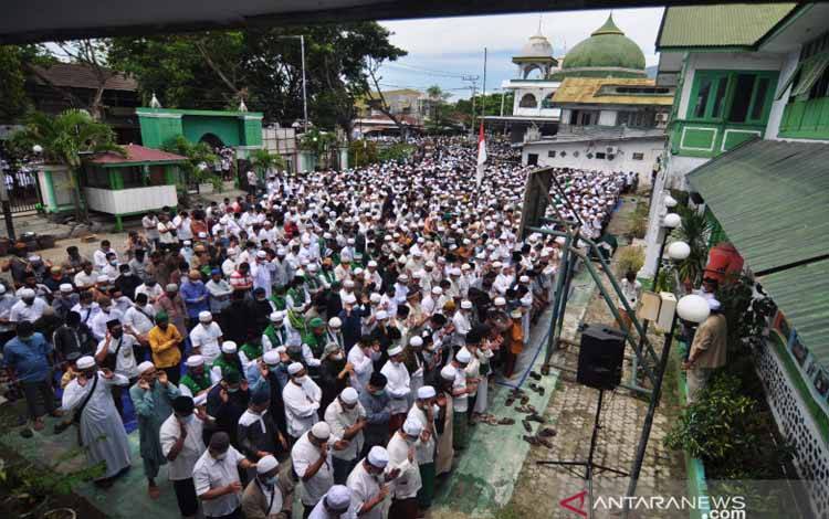 Puluhan Ribu Umat Islam di Palu Salatkan Jenazah Habib Saggaf