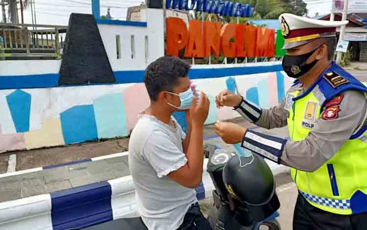 Satlantas Polres Barito Utara Bagikan Masker Sambil Sampaikan Pesan Penerapan Prokes