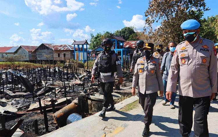 Polda Kalteng Berikan Bantuan untuk Warga Terdampak Kebakaran di Tumbang Rungan