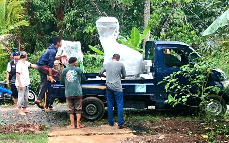 Diskan Kapuas Salurkan Bantuan Mesin Pembuat Pakan Ikan untuk 3 Pokdakan