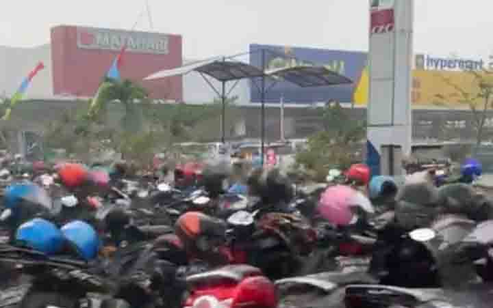 Vaksinasi Covid-19 di Citimall Sampit, Parkir Motor Meluber hingga Tepi Jalan Sudirman