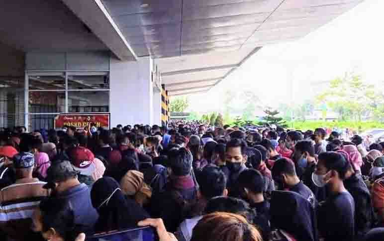 Vaksinasi Massal di Sampit Picu Kerumunan, ini Beragam Reaksi Warganet