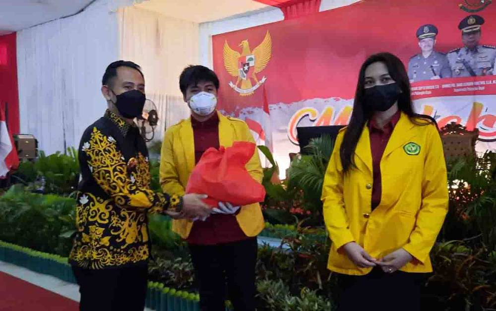 Wali Kota Beri Hadiah Panitia Vaksinasi di Aula UPR Palangka Raya