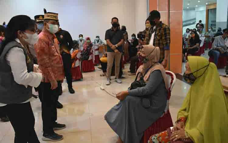 Warga Kapuas Antusias Ikuti Vaksinasi Covid-19 Sambut HUT ke 76 RI
