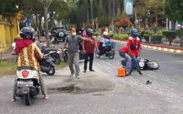 Grease Tumpah di Jalan, Dua Motor Tergelincir