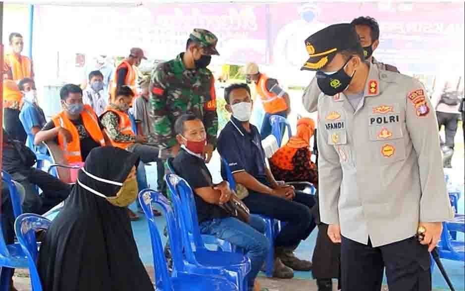 Kapolres Barito Timur Cek Gerai Vaksin dan Bagi Bahan Makanan di Desa Juru Banu