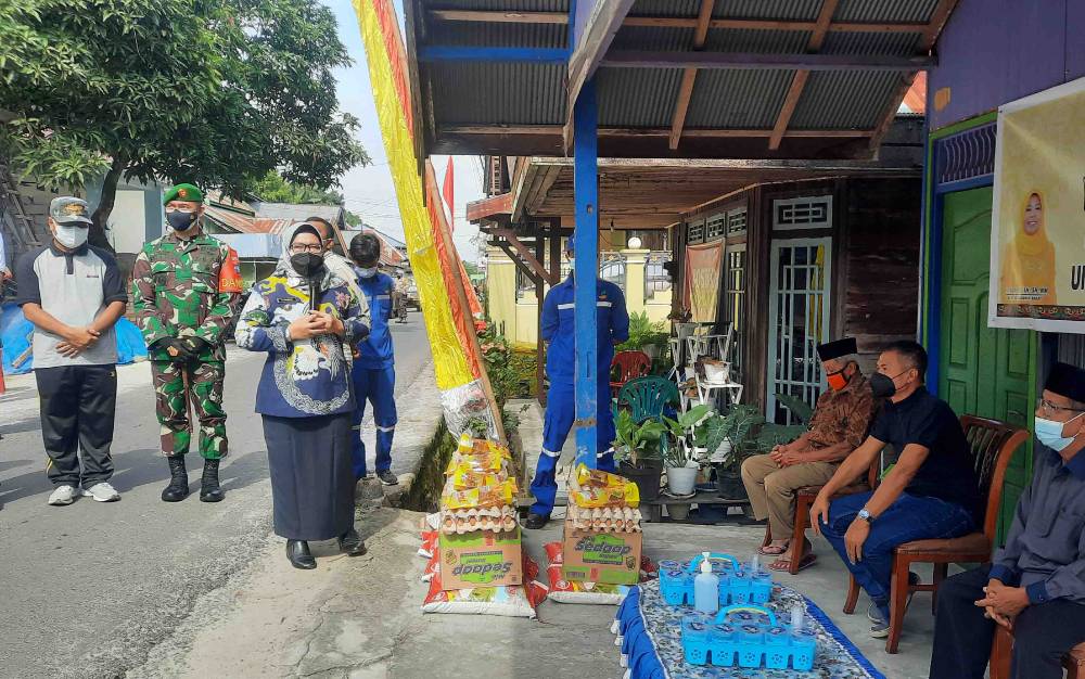 Bupati Kobar Salurkan Sembako untuk Warga Isolasi Mandiri dan Terdampak Covid-19