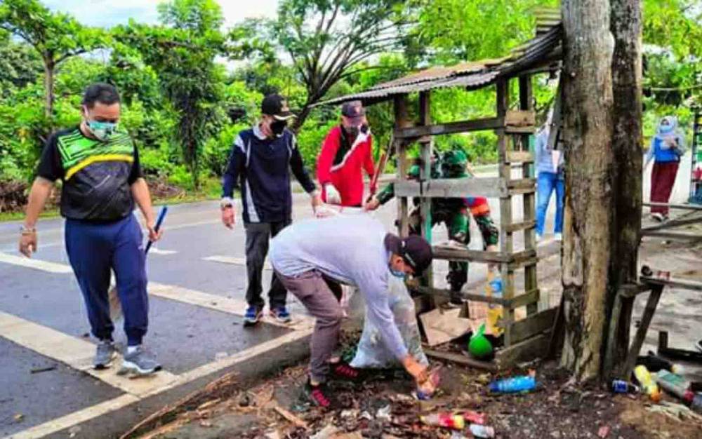 Pupuk Kebersamaan Melalui Gotong Royong di Kelurahan Selat Utara