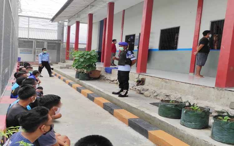 Deteksi Dini, Lapas Kelas III Sukamara Geledah Tubuh dan Kamar Hunian WBP