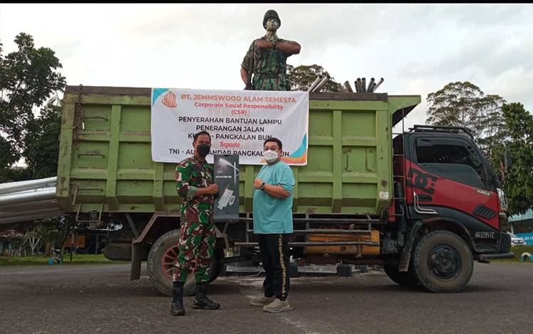 Prihatin Kondisi Jalan Gelap, PT Jemmswood Kerja Sama Dengan Lanud Iskandar Bangun Penerangan Jalan