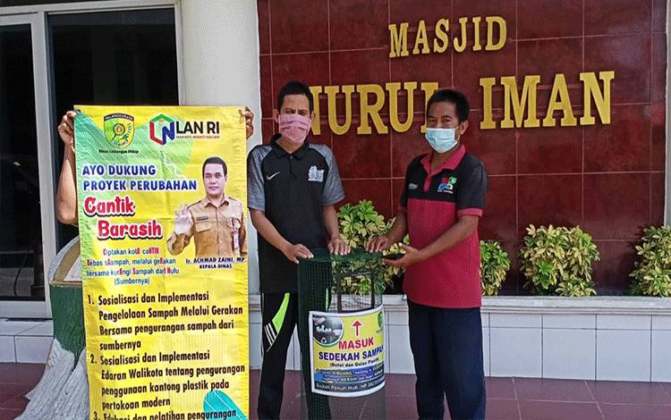 Dinas Lingkungan Hidup Palangka Raya Bagikan Keranjang Sedekah Sampah