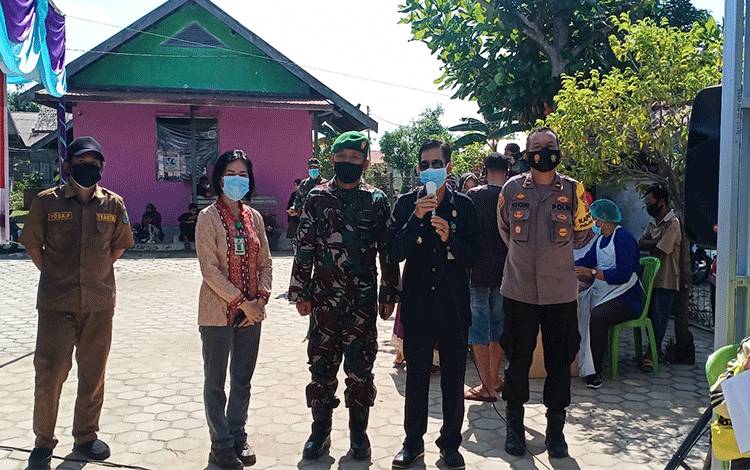 Camat Tinjau Vaksinasi Covid-19 di Desa Sei Tatas