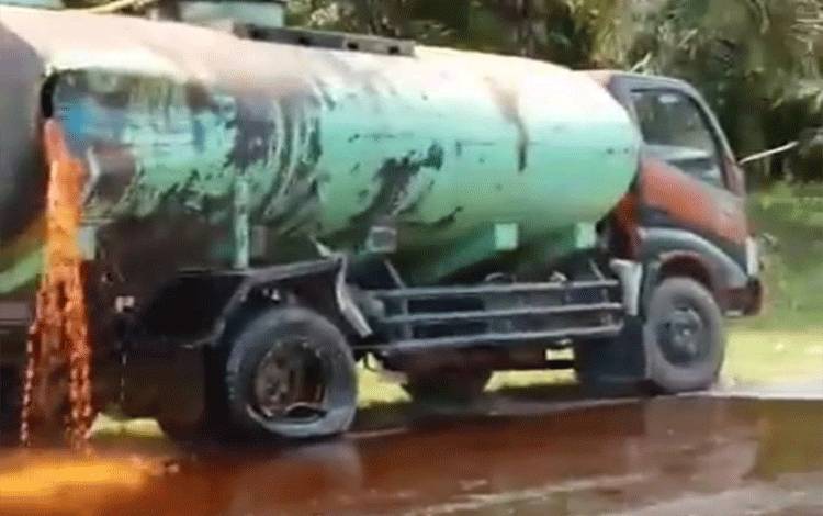 Truk Tangki CPO Bocor Setelah Ditabarak Truk BBM, Minyak Berceceran di Jalan