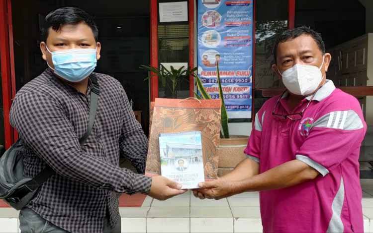 Dispursip Kalteng Terima Buku Karya Teras Narang