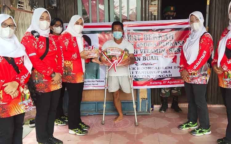 Peduli Kaum Disabilitas dan Orang Sakit, Persit KCK Kodim Lamandau Berbagi Tali Asih