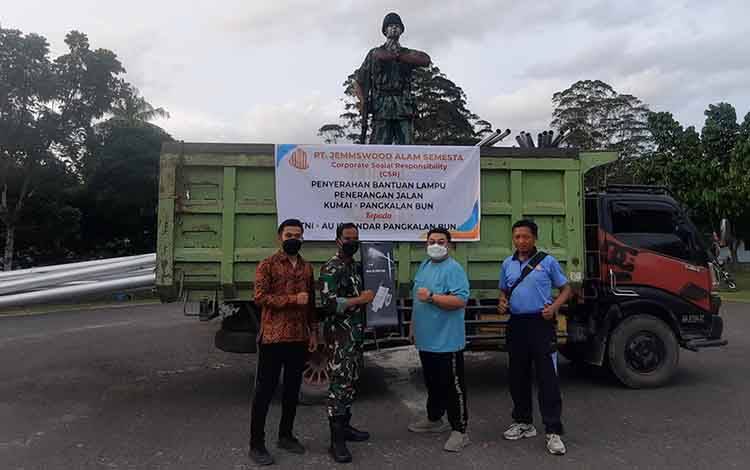 TNI Lanud Iskandar Segera Pasang PJU di Jalan Arah Kumai - Pangkalan Bun