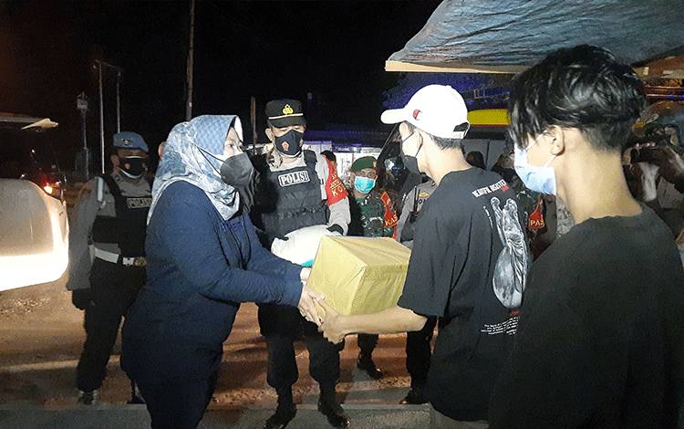 Patroli Penegakan Disiplin di Kobar, Satgas Gelar Sosialisasi Kepatuhan Prokes dan Pemberian Tali Asih