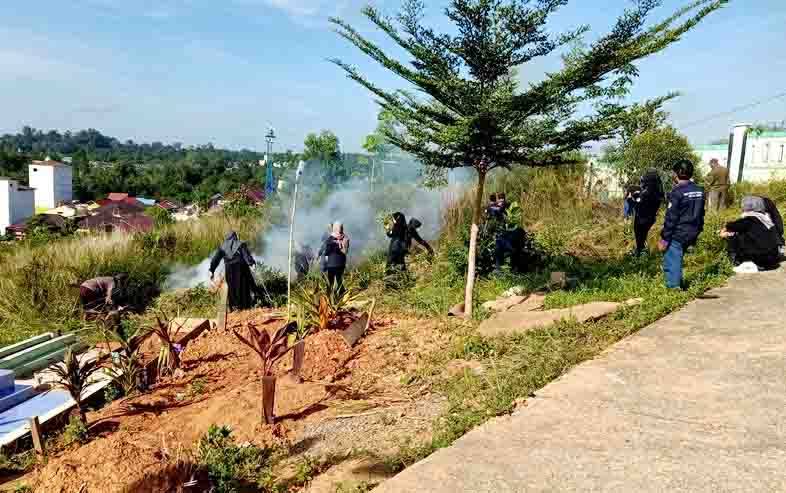 BEM STIE Muara Teweh dan Warga Gotong Royong Bersihkan Kuburan Muslimin