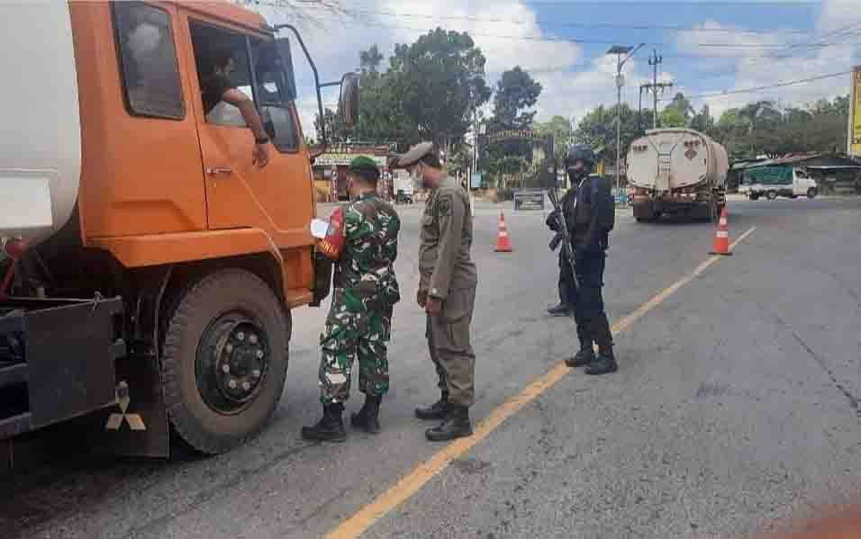 Periksa Pengendara di Pos Penyekatan Simpang Runtu, Petugas Gabungan Kedepankan Sikap Humanis