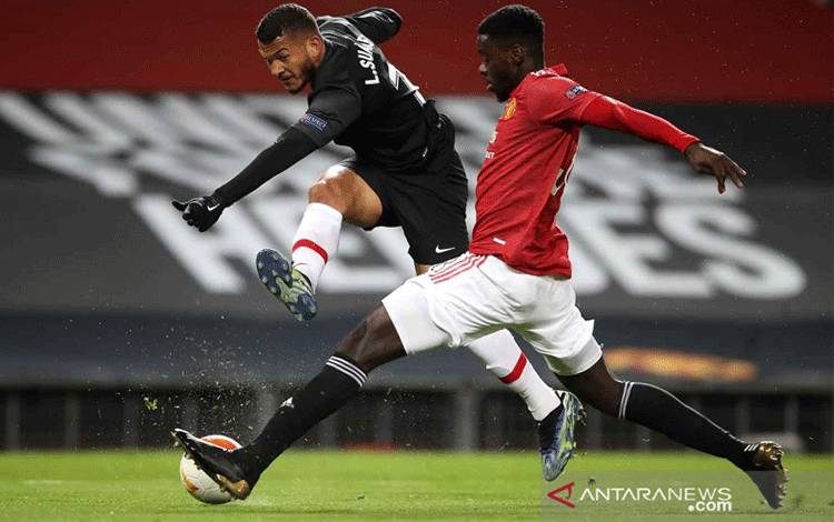 Manchester United Pinjamkan Axel Tuanzebe ke Aston Villa