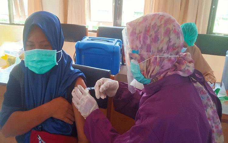 Warga Kelurahan Kereng Bangkirai Terima Vaksinasi Dosis II
