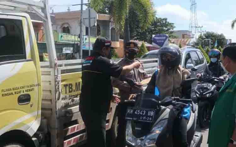 Warga Kapuas Diedukasi dan Sosialisasi Terkait Penerapan PPKM Level 4