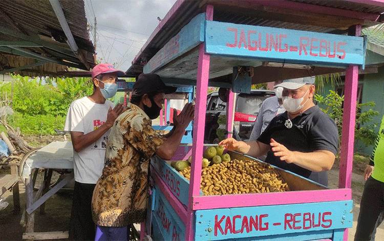Video: Suasana Haru saat Bupati Kotim Borong Dagangan Warga
