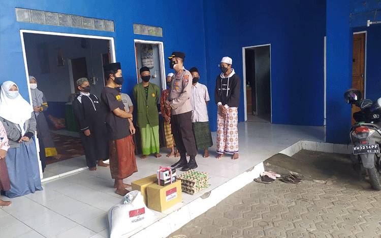 Kapolres Seruyan Serahkan Paket Sembako Untuk Panti Asuhan